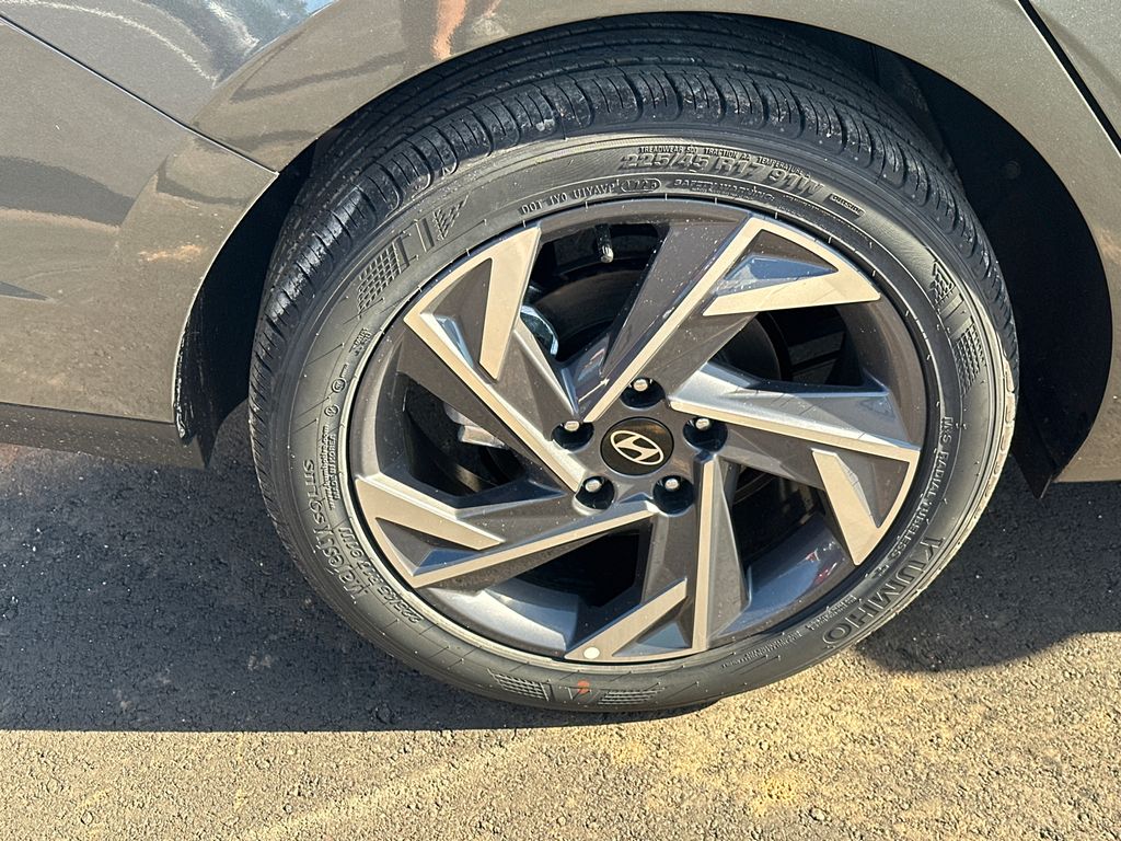 Used 2025 Gray Hyundai SEL Sport image 17