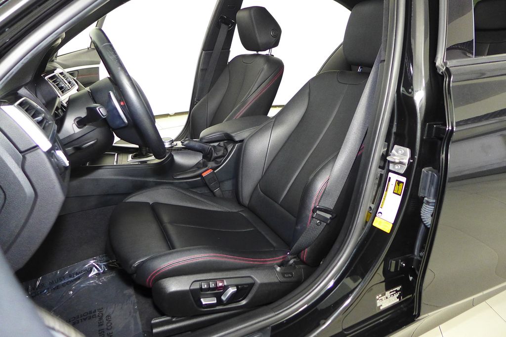 Thumbnail: 2016 BMW 3 Series - 22