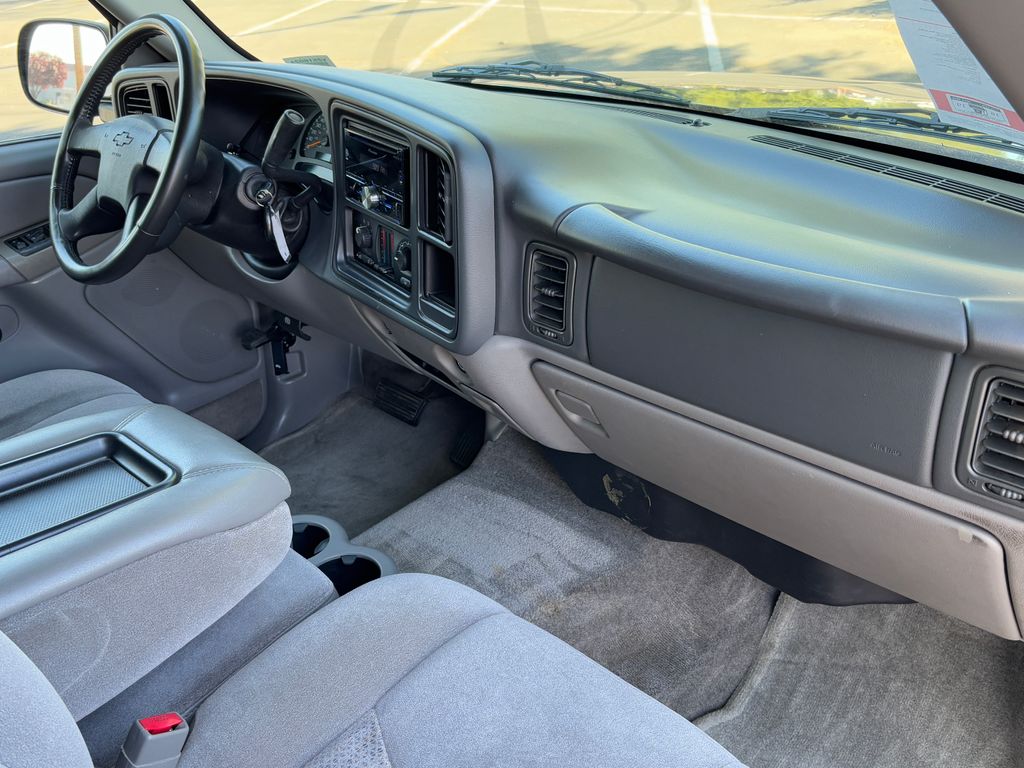 Thumbnail: 2004 Chevrolet Tahoe - 19