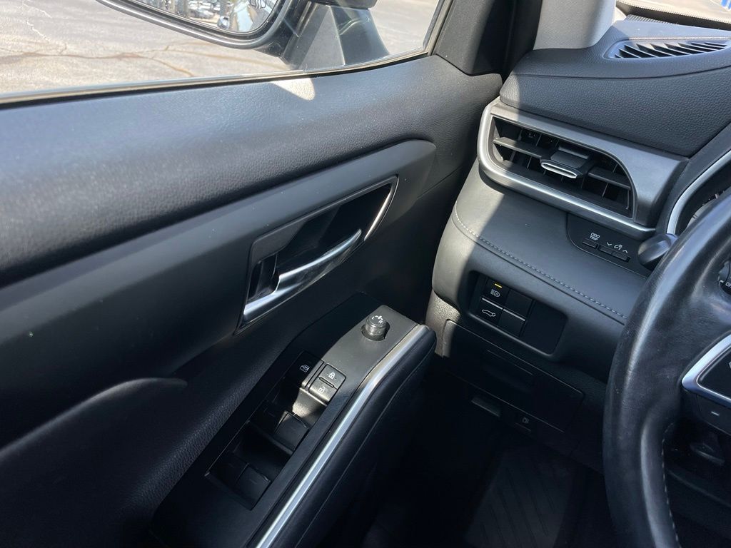Thumbnail: 2020 Toyota Highlander - 22