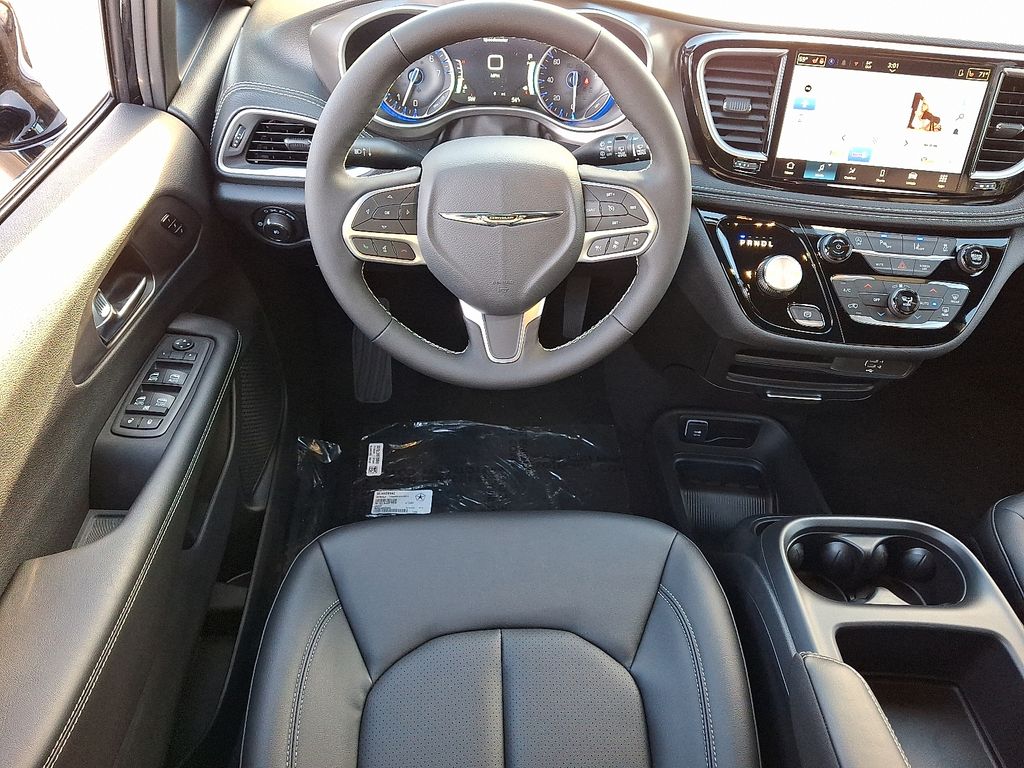 2026 Chrysler Pacifica — photo 8