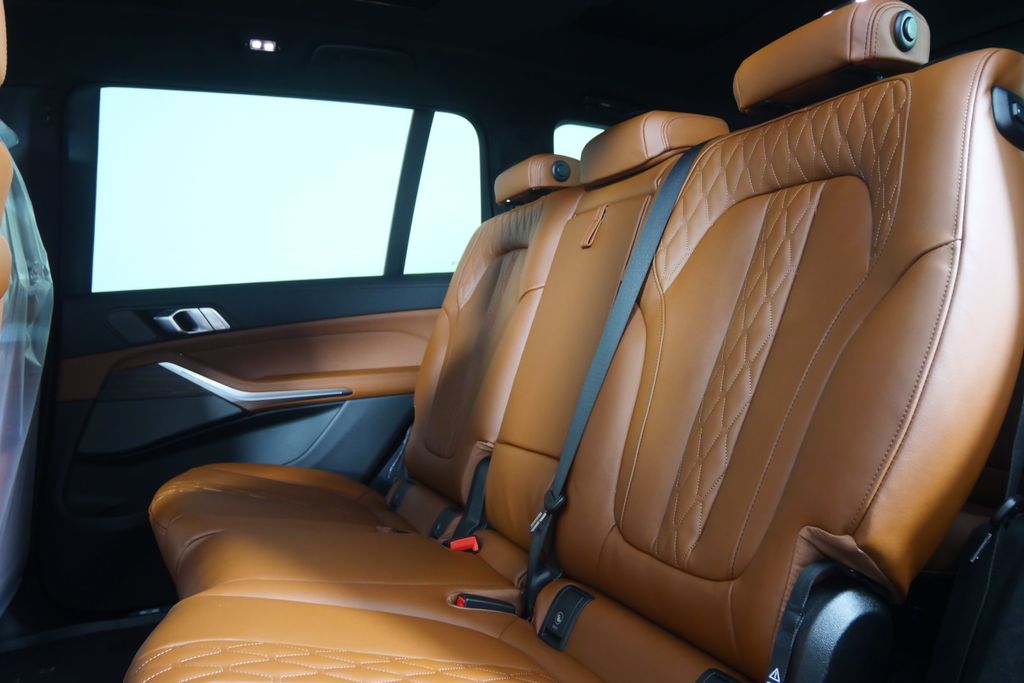 Thumbnail: 2026 BMW X7 - 14