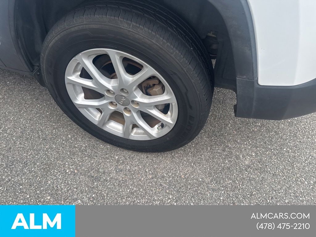 Used 2018 White Jeep Latitude image 14