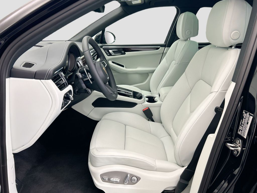 Thumbnail: 2026 Porsche Macan - 5