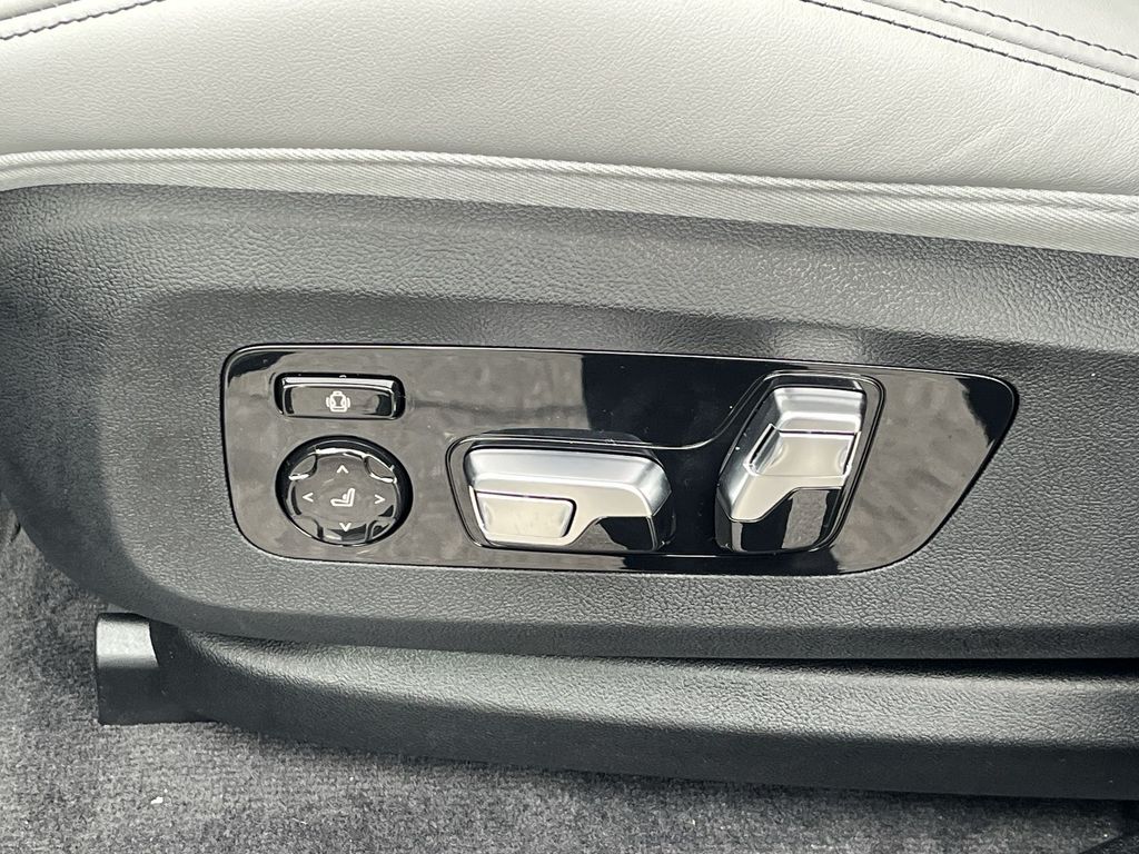 Thumbnail: 2026 BMW XM - 12