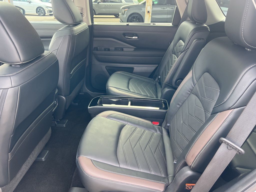 2023 Nissan Pathfinder Platinum photo
