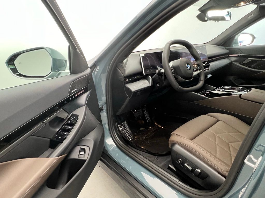 Thumbnail: 2026 BMW 5 Series - 21