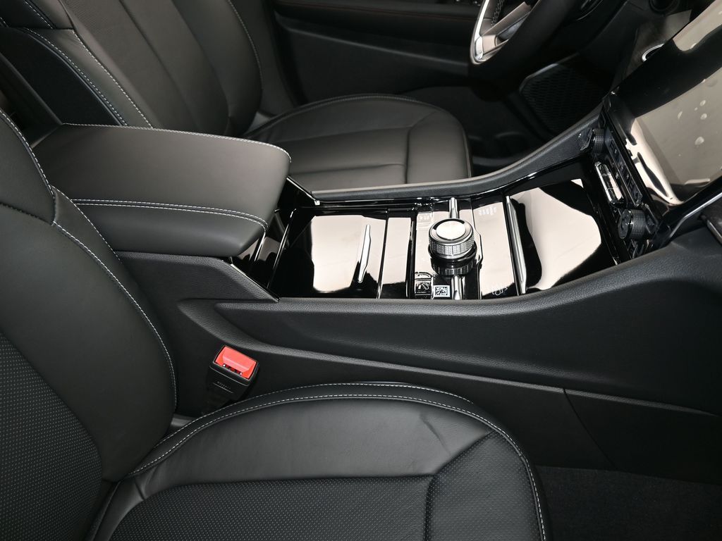 New 2025 Diamond Black Crystal Pearlcoat Jeep Overland image 43