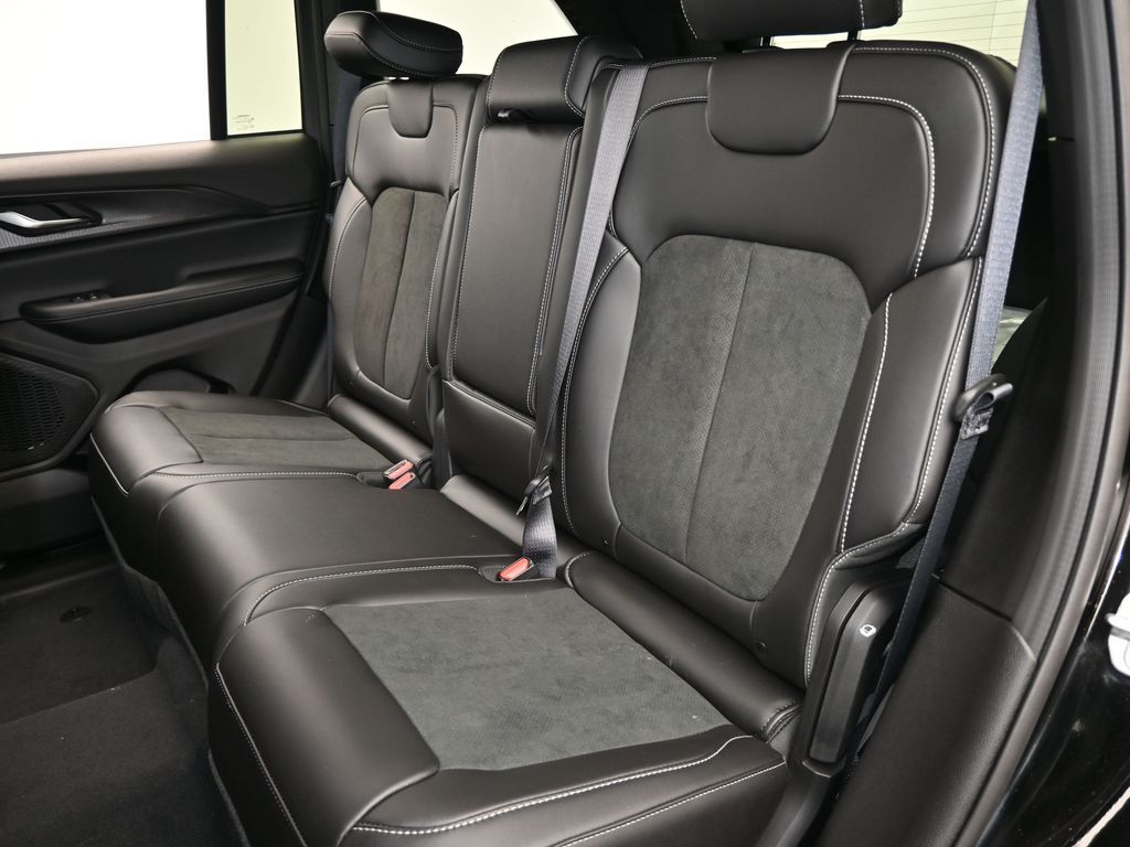 New 2025 Diamond Black Crystal Pearlcoat Jeep Laredo image 27