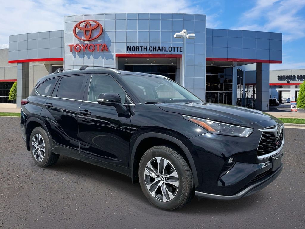 Midnight Black Metallic 2023 Toyota Highlander XLE AWD SUV / Crossover All-Wheel Drive 8-Speed Automatic