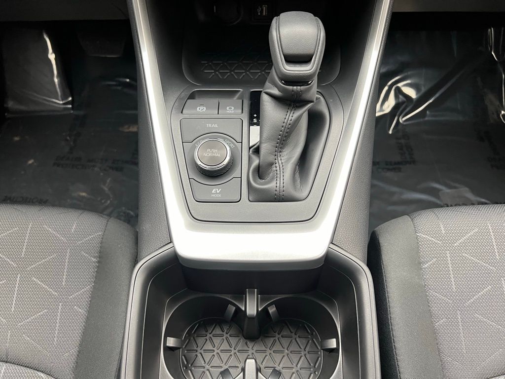 2025 Toyota RAV4 XLE 13