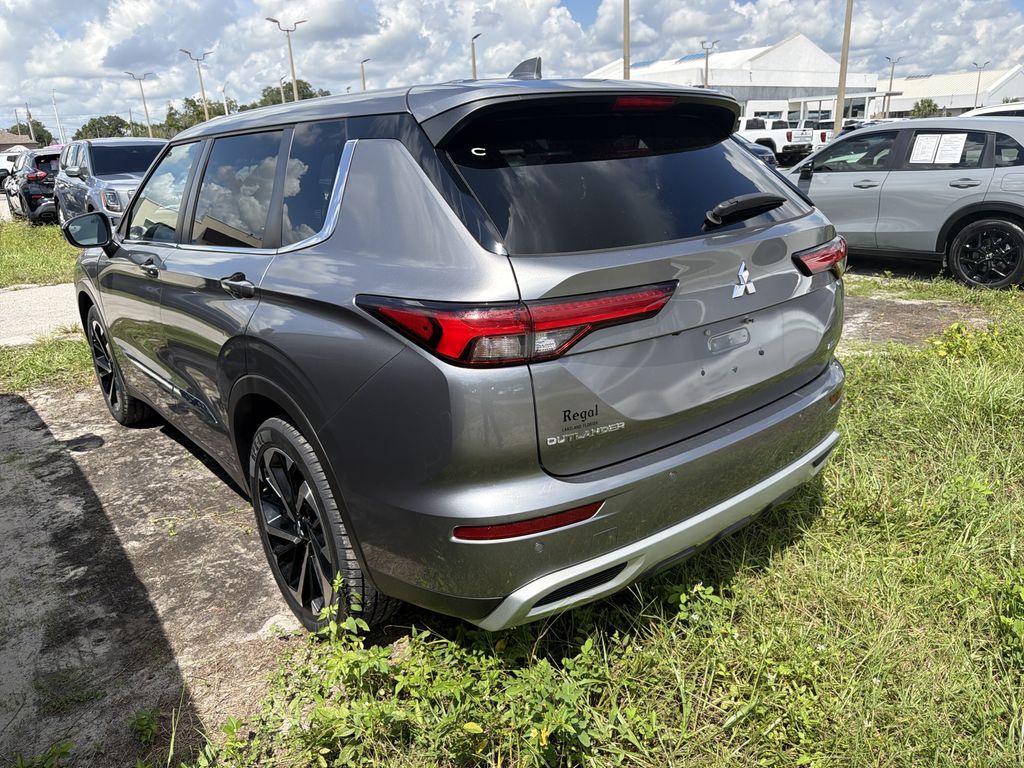 Gray 2022 Mitsubishi Outlander SUV / Crossover Front-Wheel Drive Continuously Variable Transmission