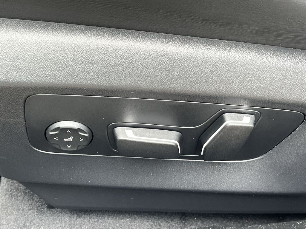 Thumbnail: 2026 BMW M5 - 12