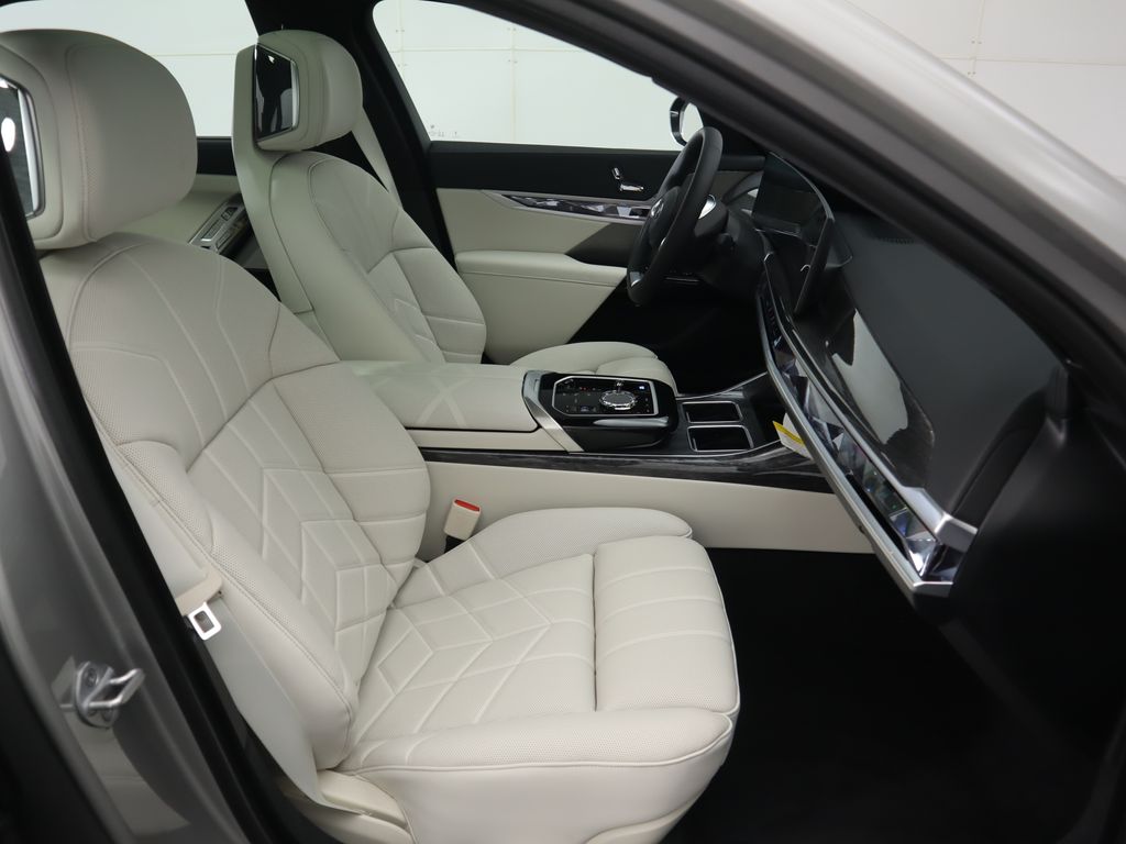 Thumbnail: 2026 BMW i7 - 21