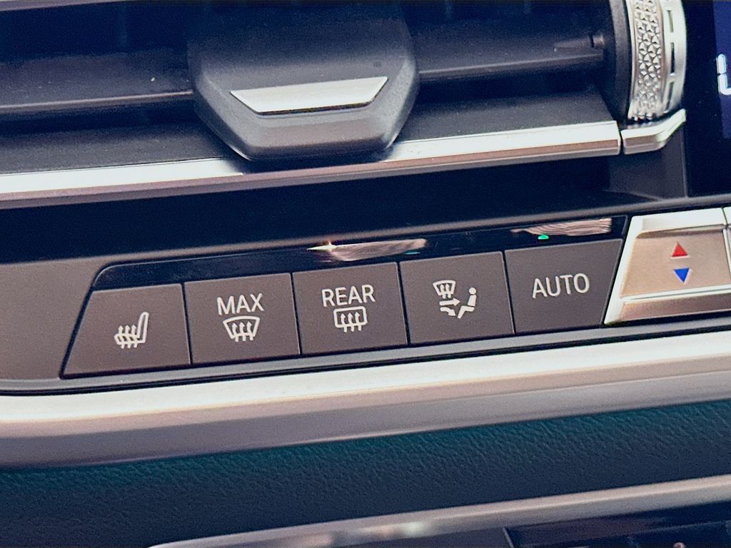 2022 BMW X7 xDrive40i 21