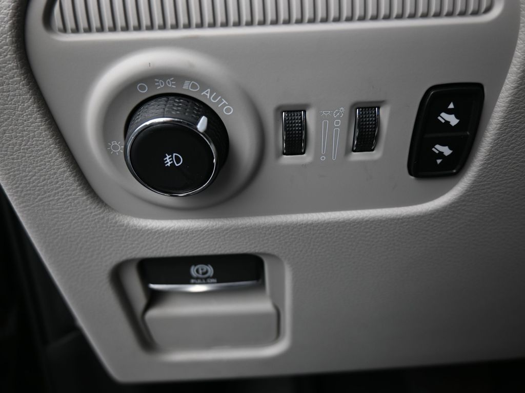 Used 2024 Diamond Black Crystal Pearlcoat Jeep Base image 39