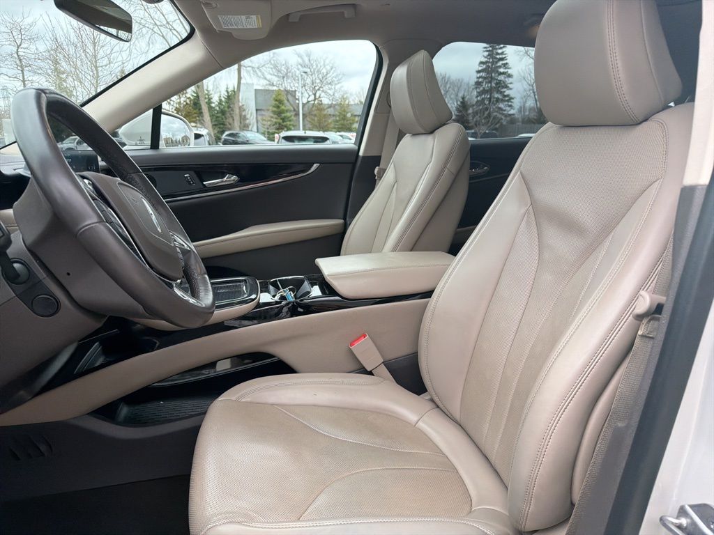 Certified Used 2023 White Lincoln Reserve image 5