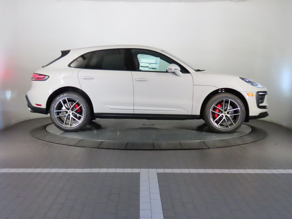 Thumbnail: 2026 Porsche Macan - 8