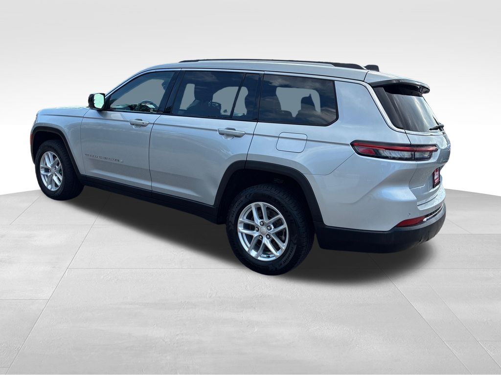 Used 2023 Silver Jeep Laredo image 3