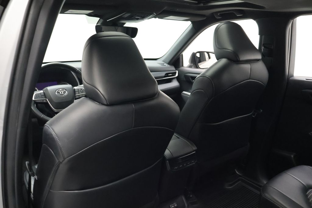 Thumbnail: 2023 Toyota Highlander - 20