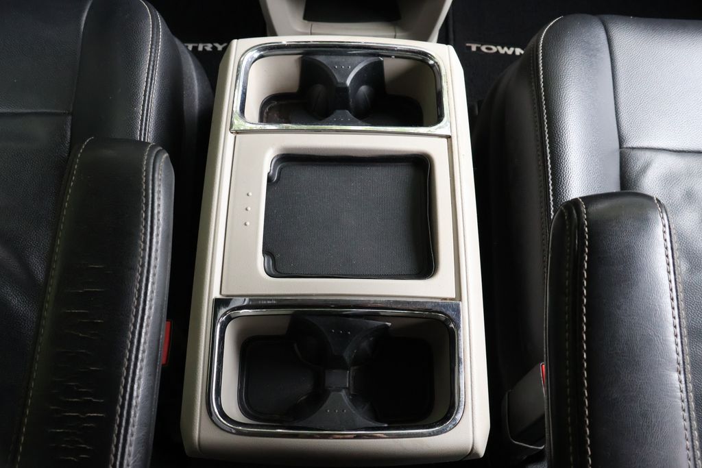 Thumbnail: 2013 Chrysler Town & Country - 20