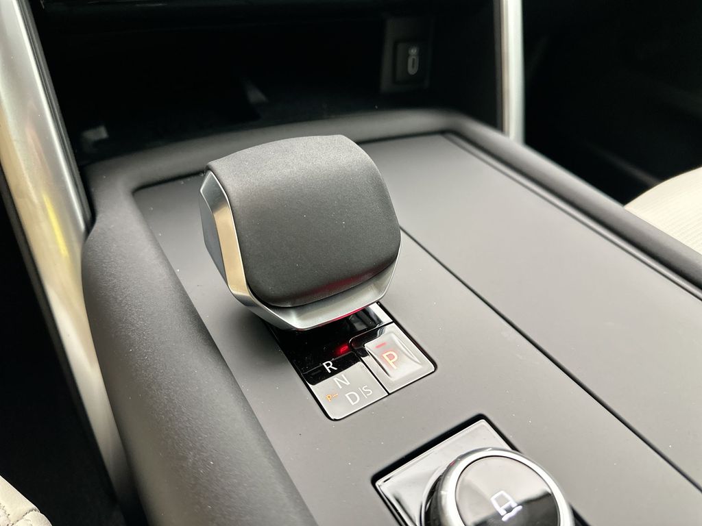 Thumbnail: 2026 Land Rover Discovery - 12