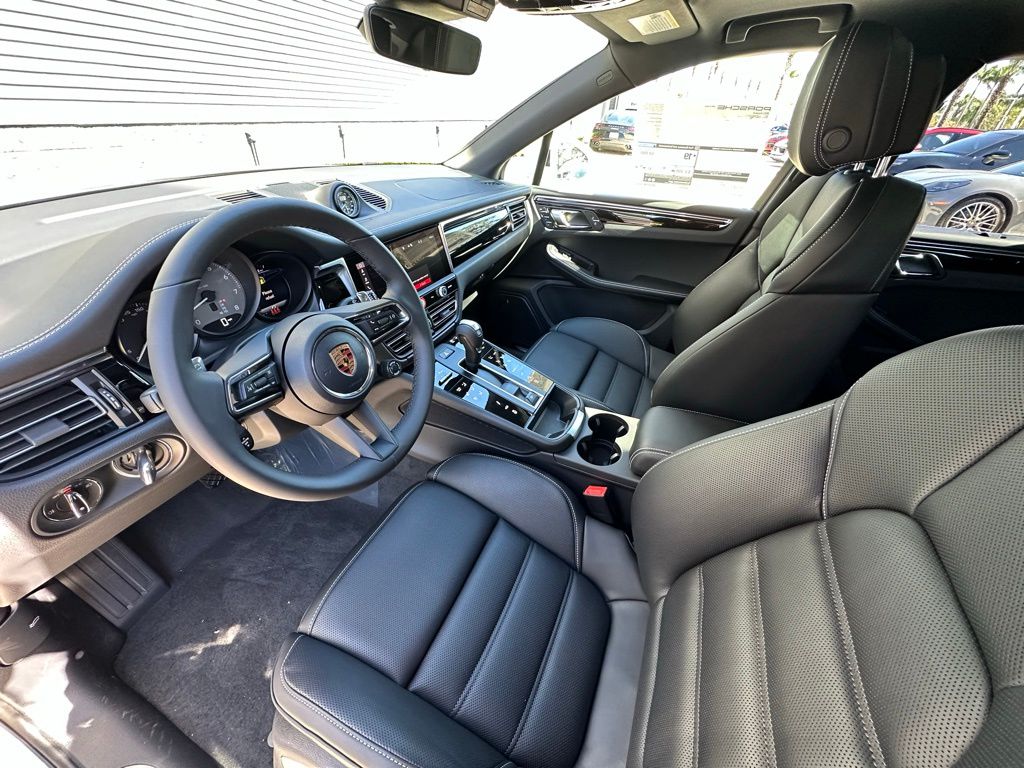 Thumbnail: 2026 Porsche Macan - 4