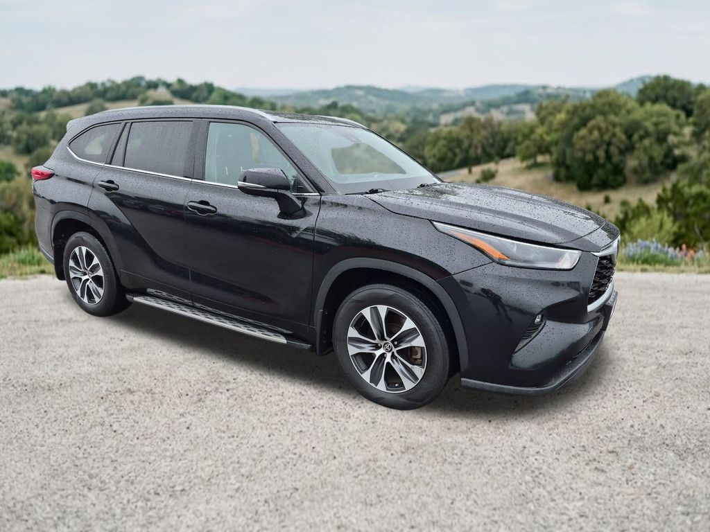 Used Car 2022 Toyota Highlander  Xle For Sale Under $30,000 In Austin, Texas