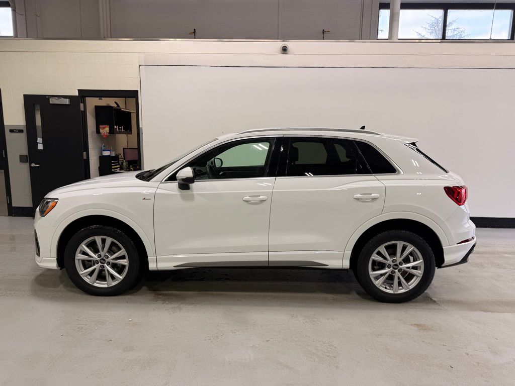 Thumbnail: 2022 Audi Q3 - 2