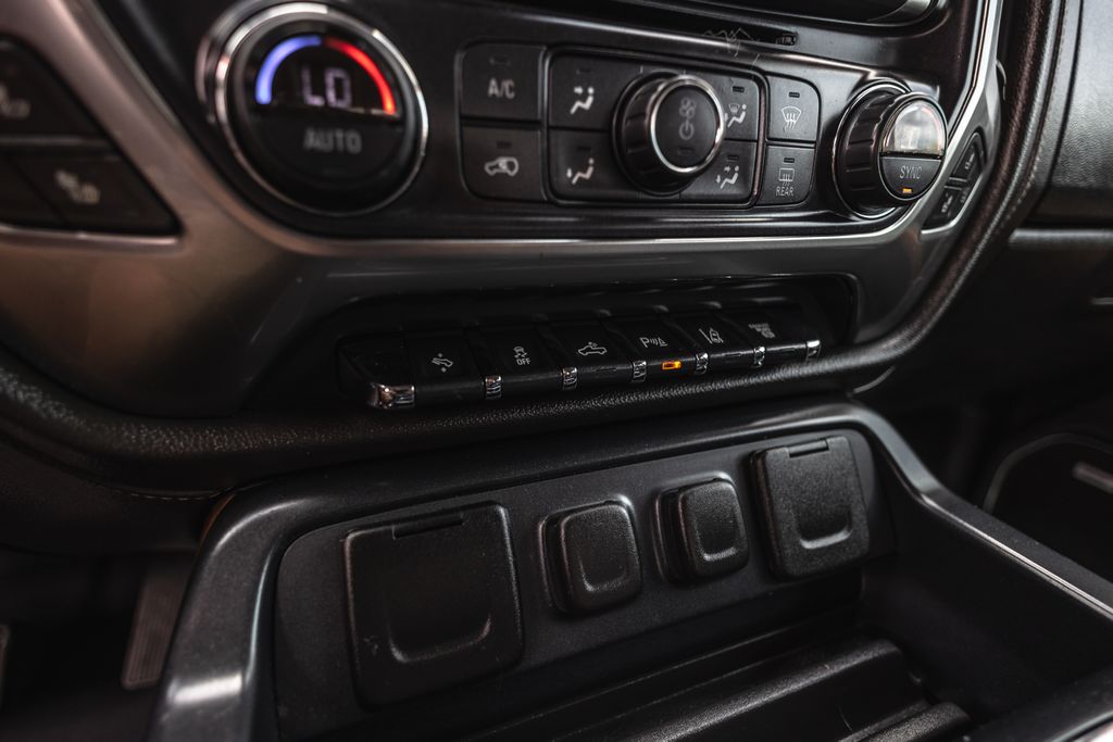 2015 Chevrolet Silverado 2500HD Built After Aug 14 LTZ thumbnail 19