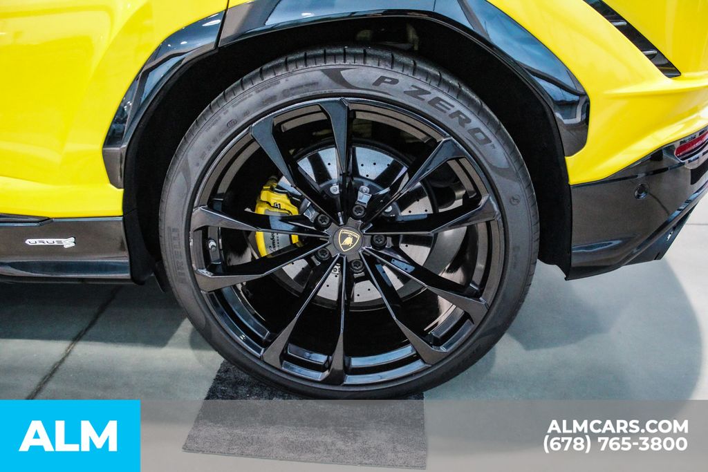 Used 2023  Lamborghini S image 12