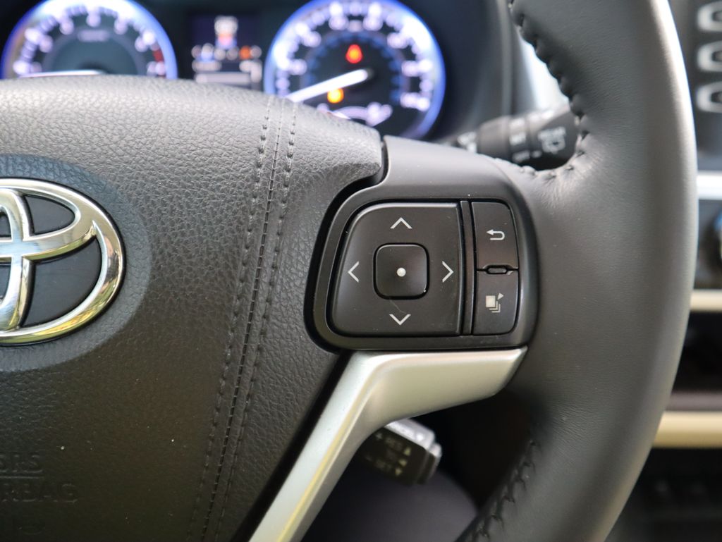 Thumbnail: 2016 Toyota Highlander - 11