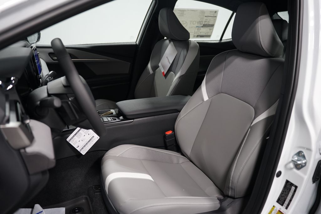 2025 Toyota Camry SE 28