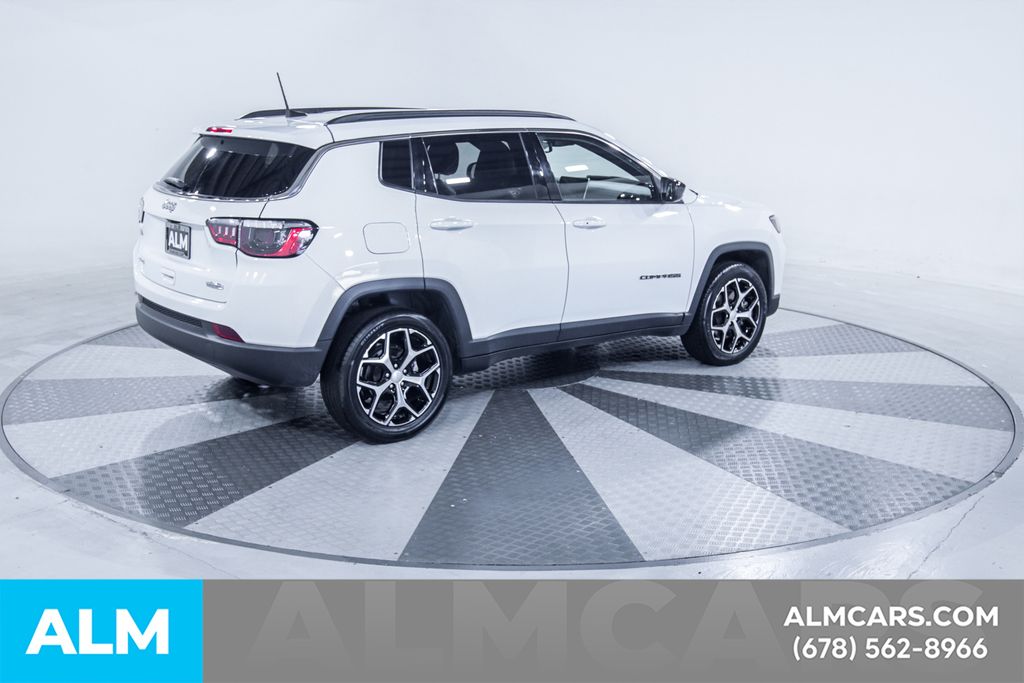 Used 2024 White Jeep Latitude image 9