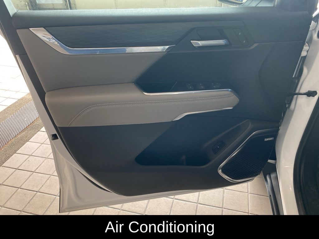 Used 2024 White GMC Elevation image 9