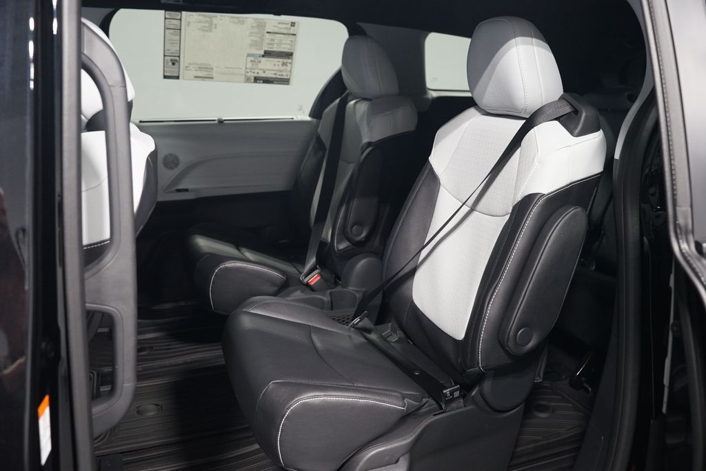 Thumbnail: 2025 Toyota Sienna - 31