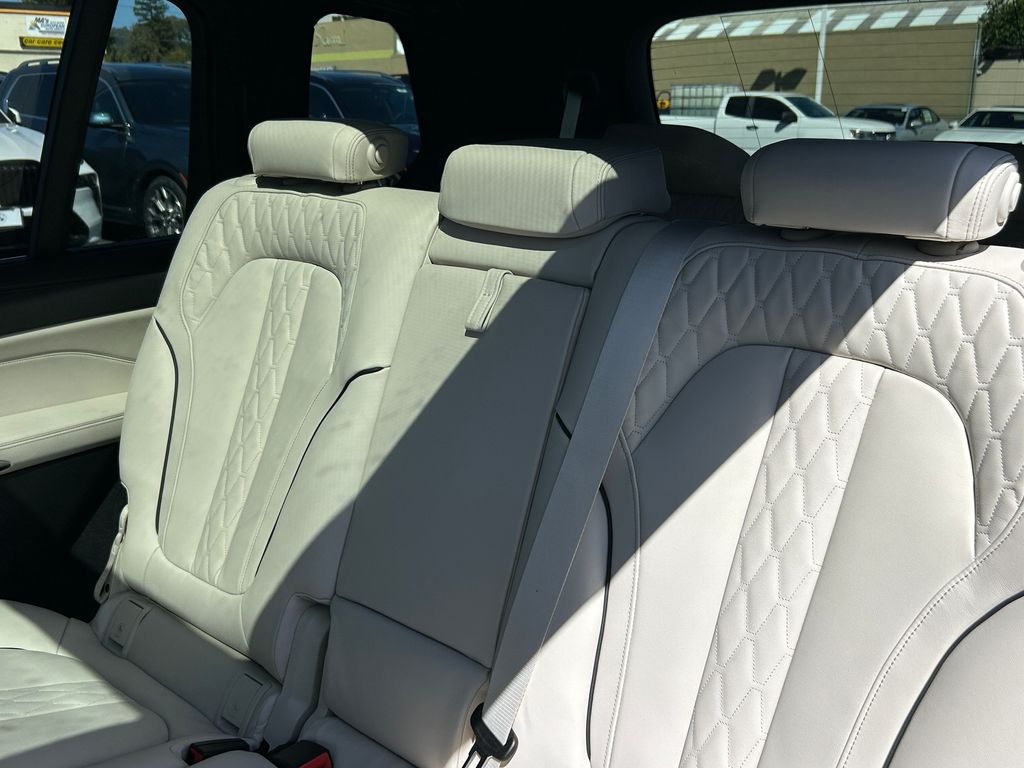 Thumbnail: 2027 BMW X7 - 32
