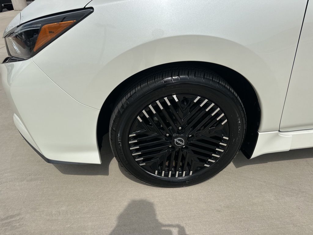 2024 Super Black/Pearl White Nissan LEAF SV Plus FWD Hatchback