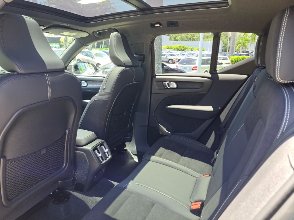 2023 Volvo XC40 Plus - Photo 7