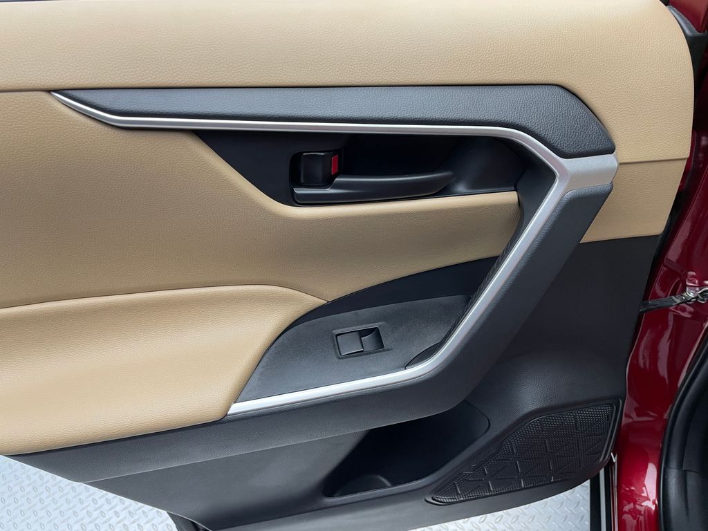 2022 Toyota RAV4 LE 32
