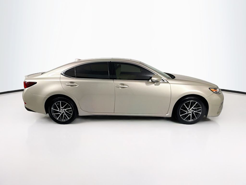 Thumbnail: 2016 Lexus ES - 4