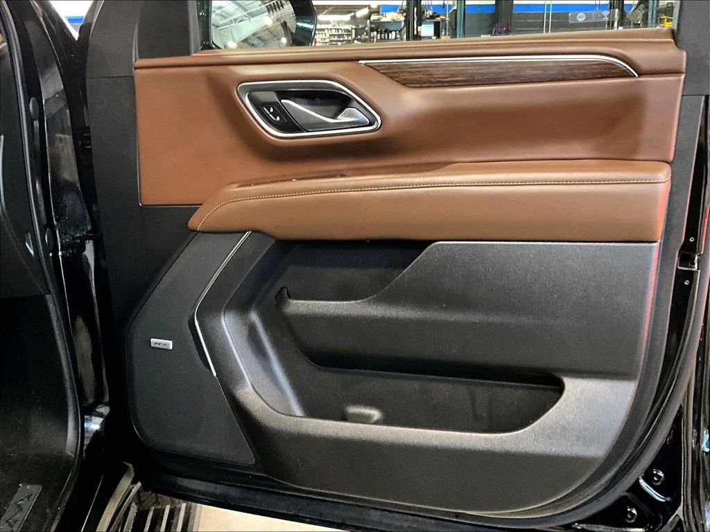 2023 Chevrolet Suburban — photo 12