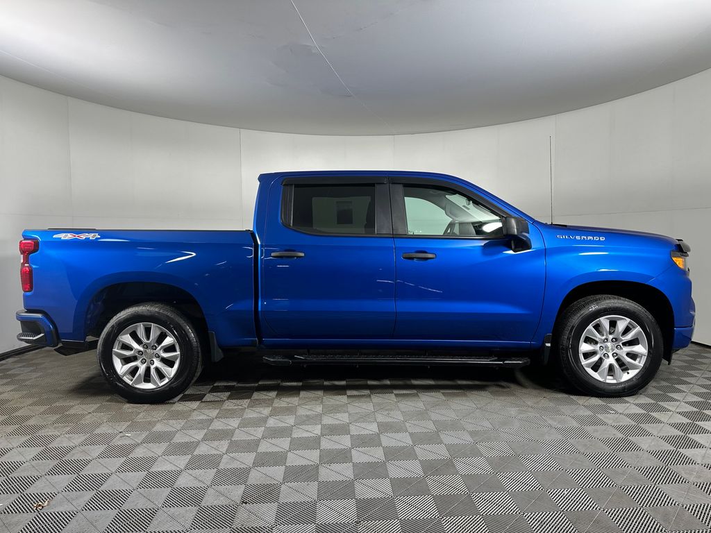 View vehicle photo 3