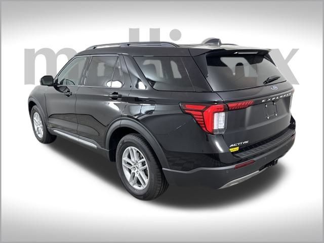 2025 Ford Explorer photo 2