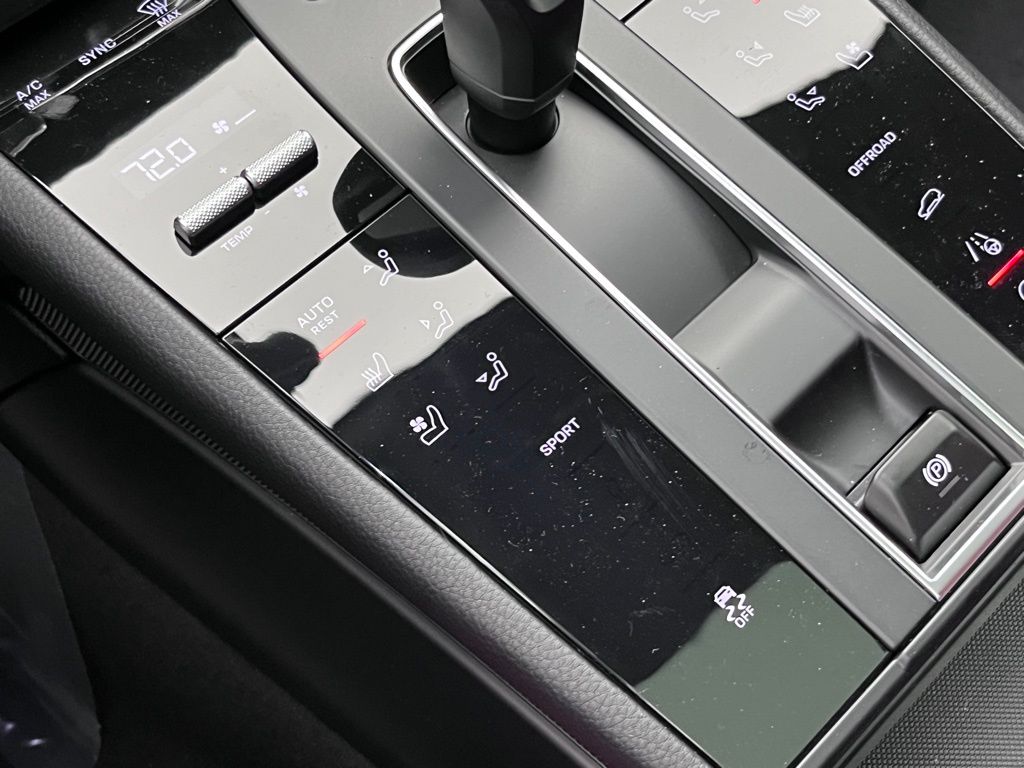 2025 Porsche Macan  16