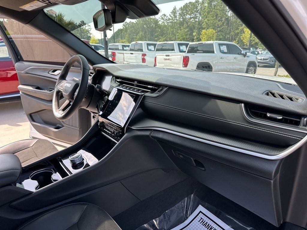 2023 Bright White Clearcoat Jeep Grand Cherokee Altitude RWD SUV