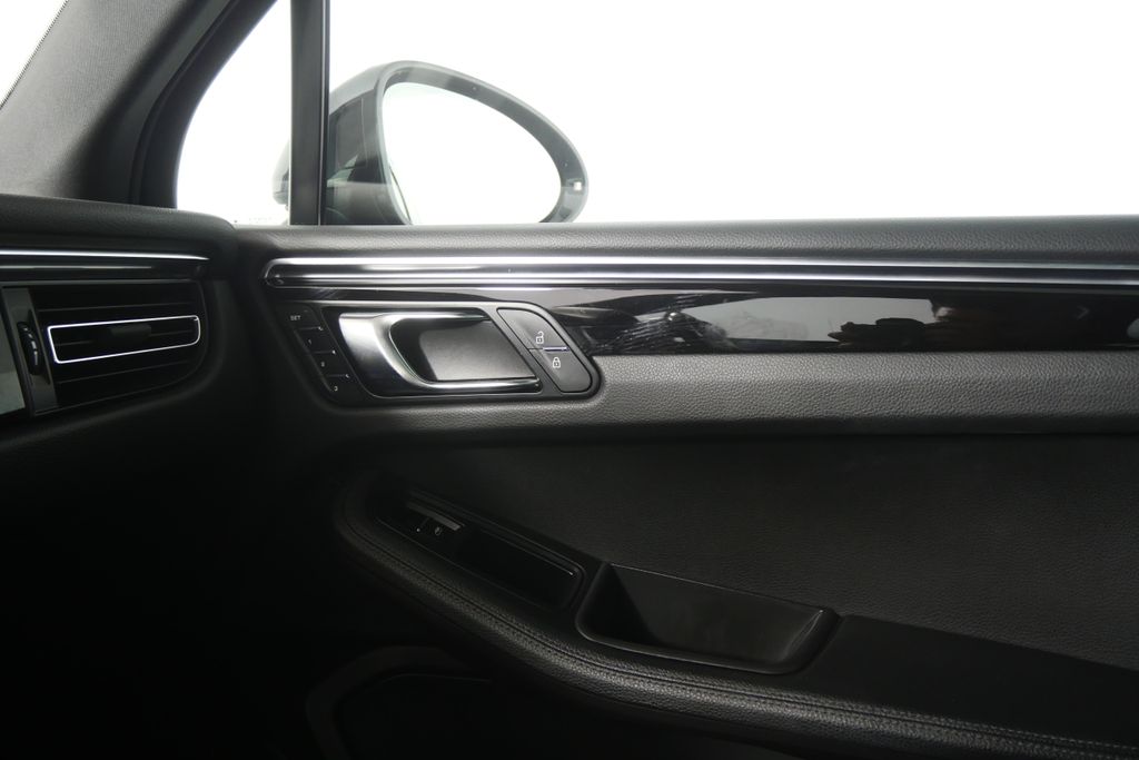 Thumbnail: 2020 Porsche Macan - 24