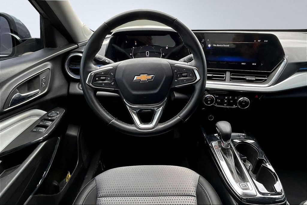 2025 Chevrolet Trax LT - 8