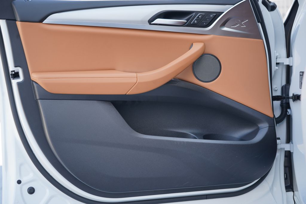 Thumbnail: 2025 BMW X4 - 10