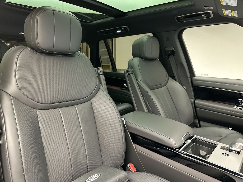 2025 Land Rover Range Rover SE 5